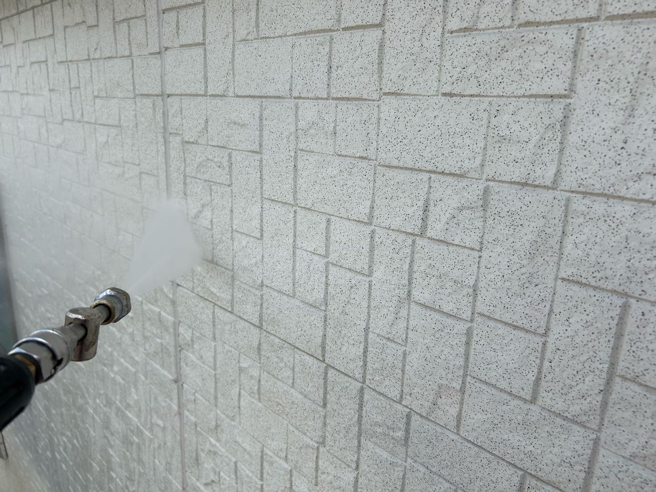 高圧洗浄します。