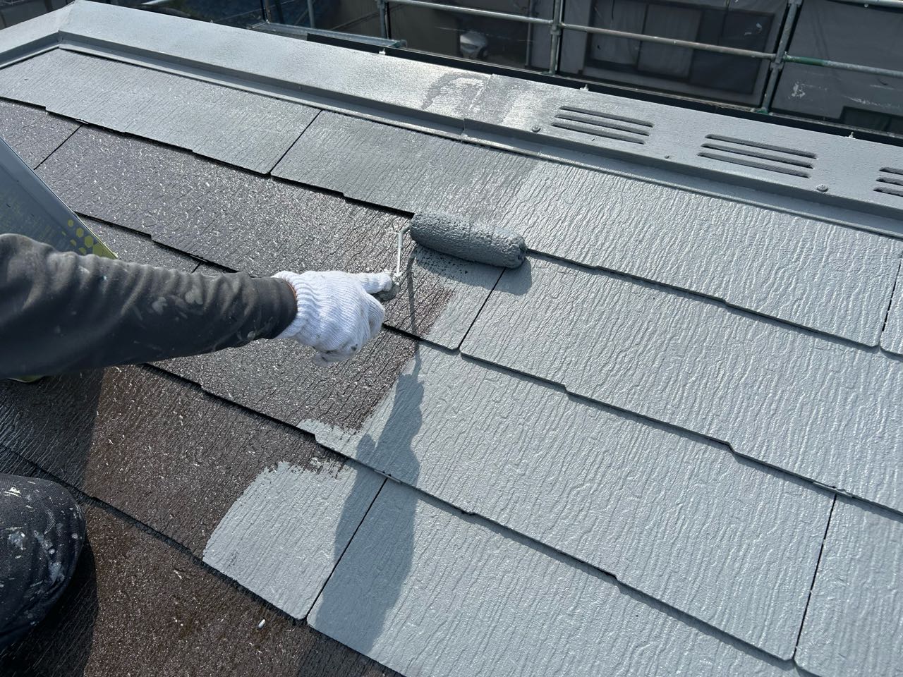 仕上げ塗装1回目です。