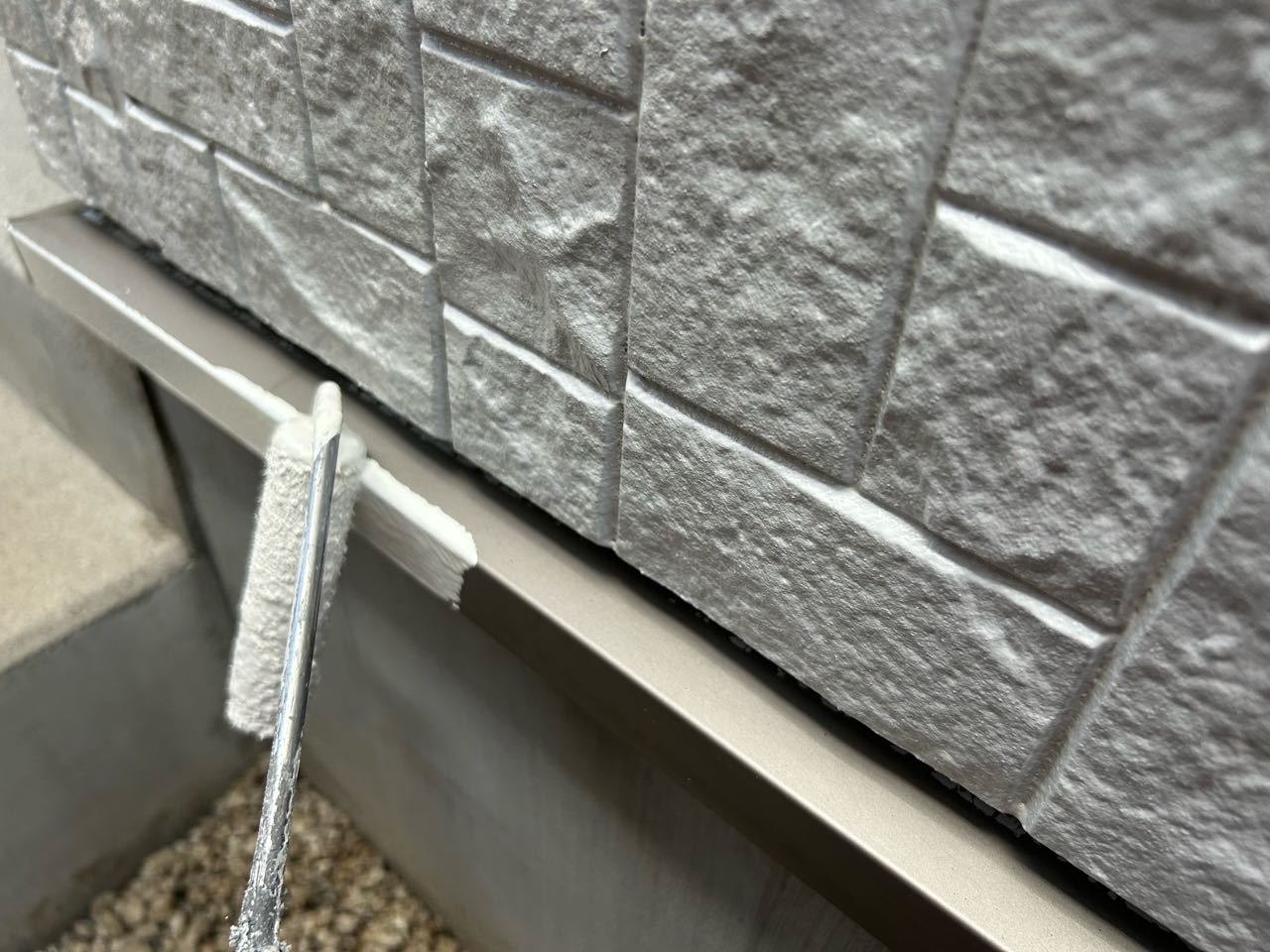 仕上げ塗装1回目です。