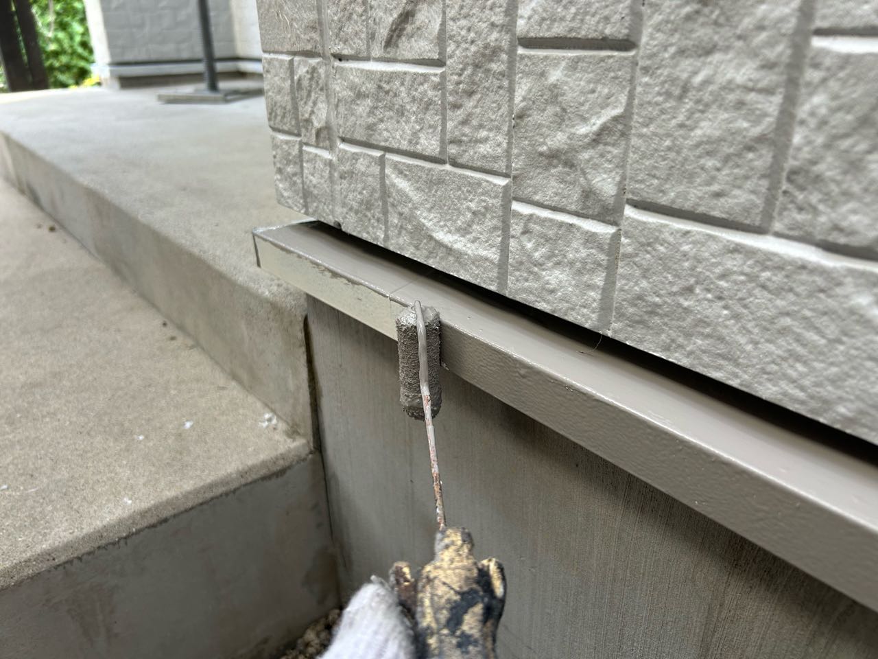 仕上げ塗装1回目です。