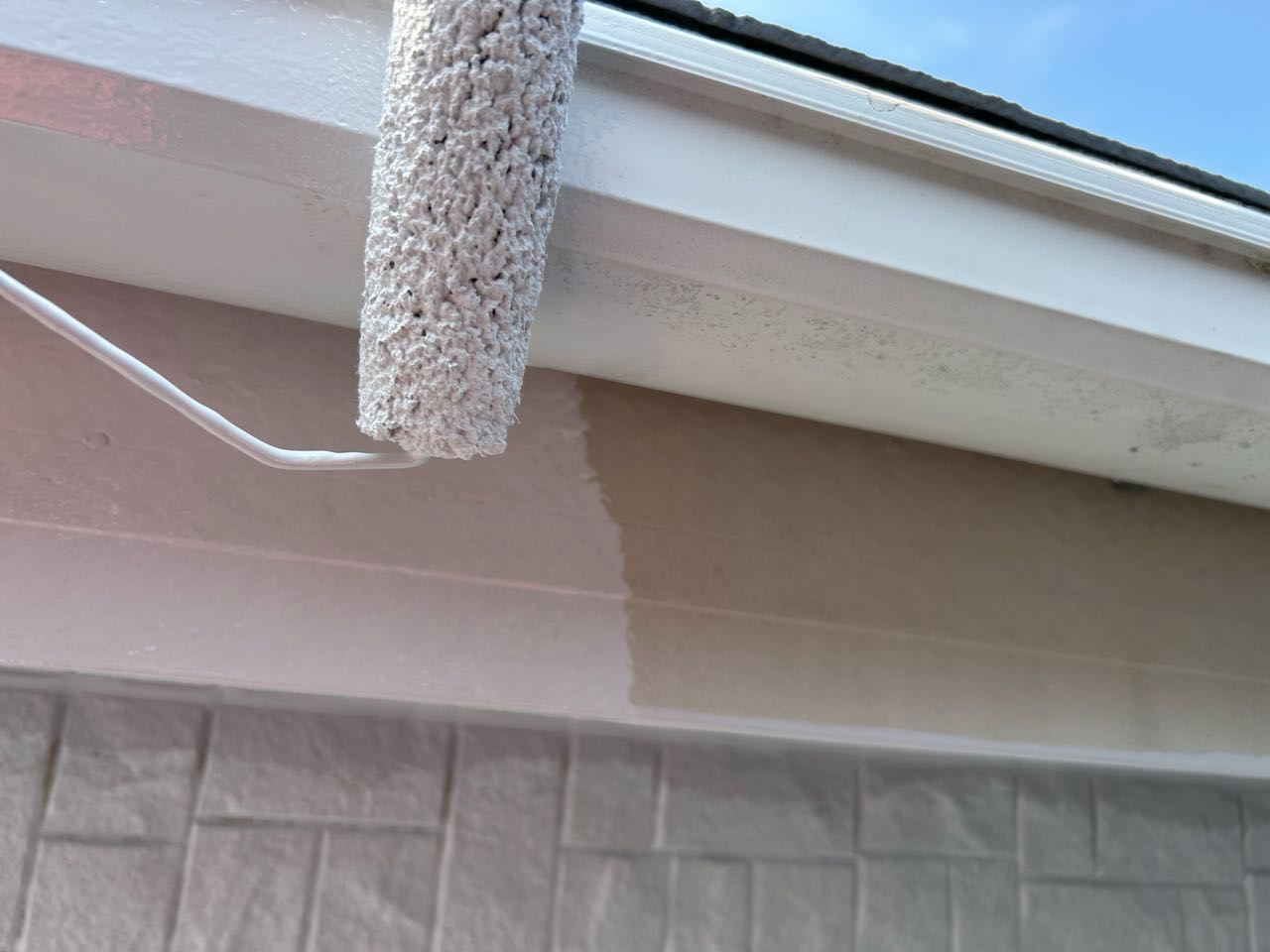 仕上げ塗装1回目です。