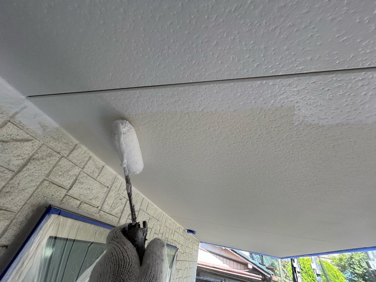 仕上げ塗装1回目です。