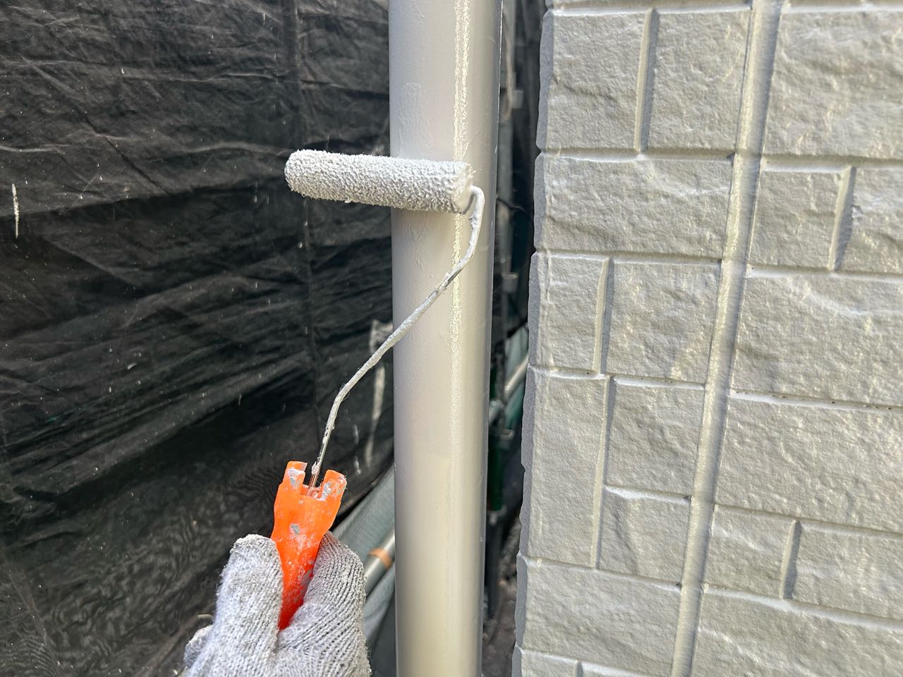 仕上げ塗装1回目です。