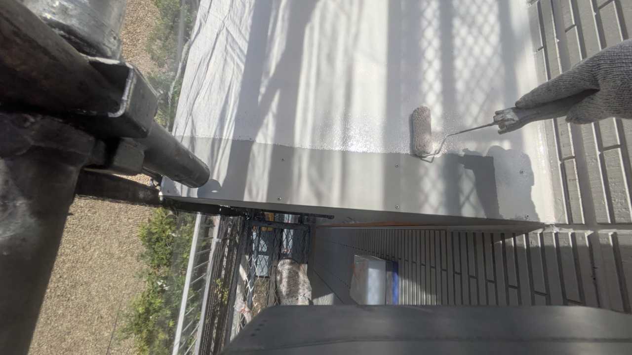 仕上げ塗装1回目です。