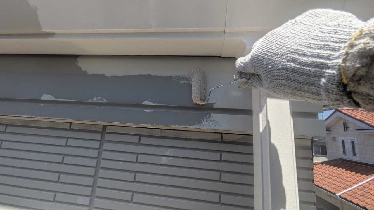 仕上げ塗装1回目です。