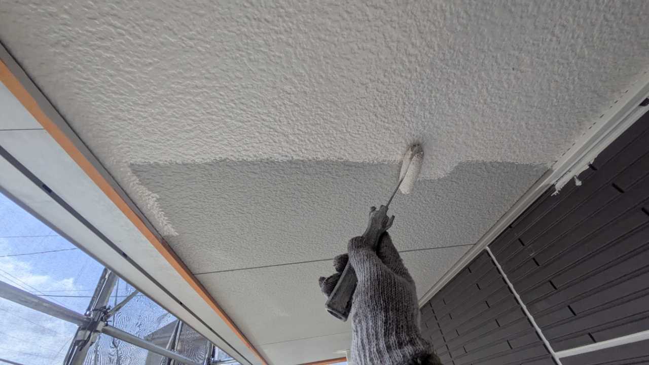 仕上げ塗装1回目です。