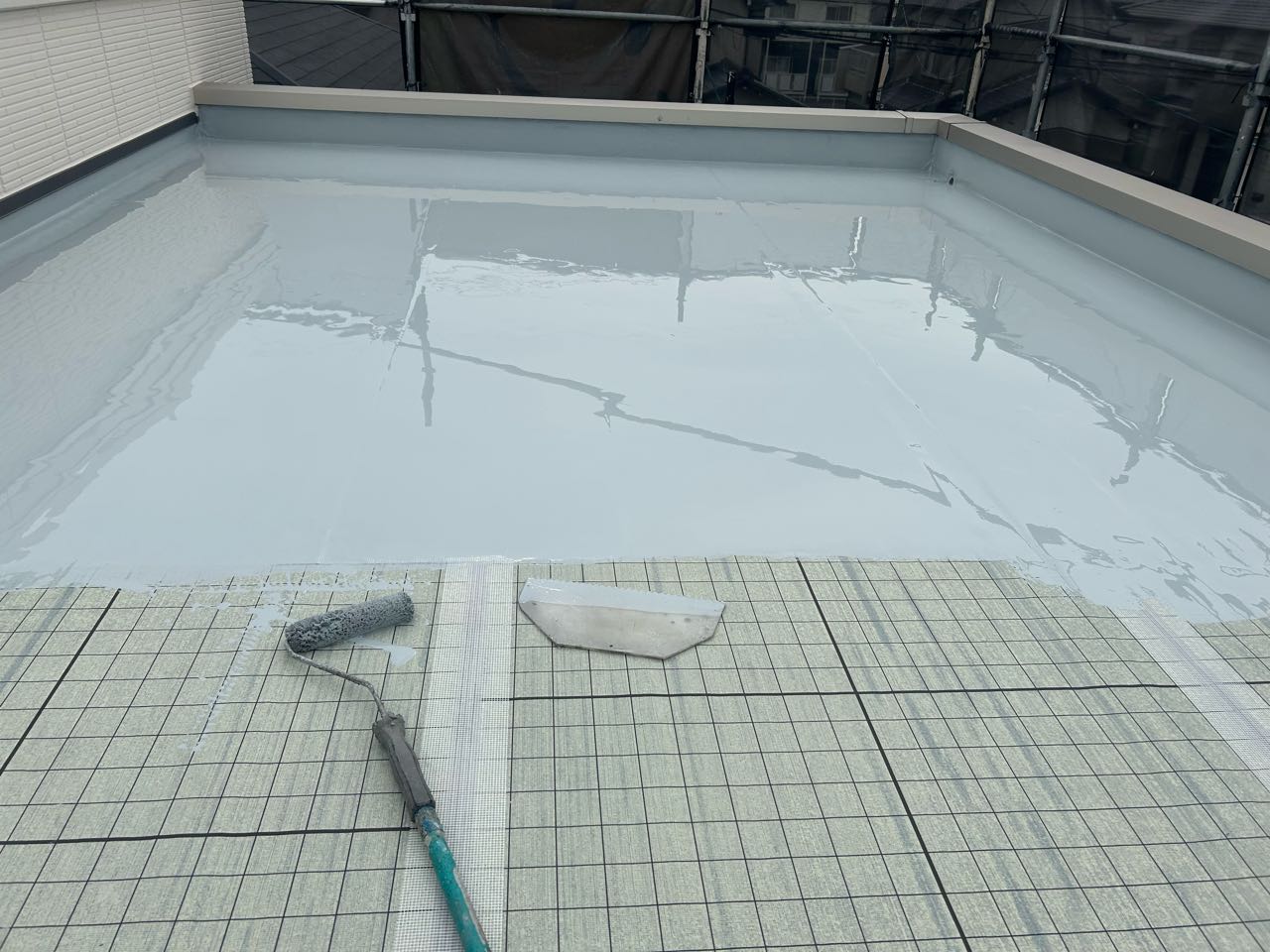 ウレタン防水塗布1回目。