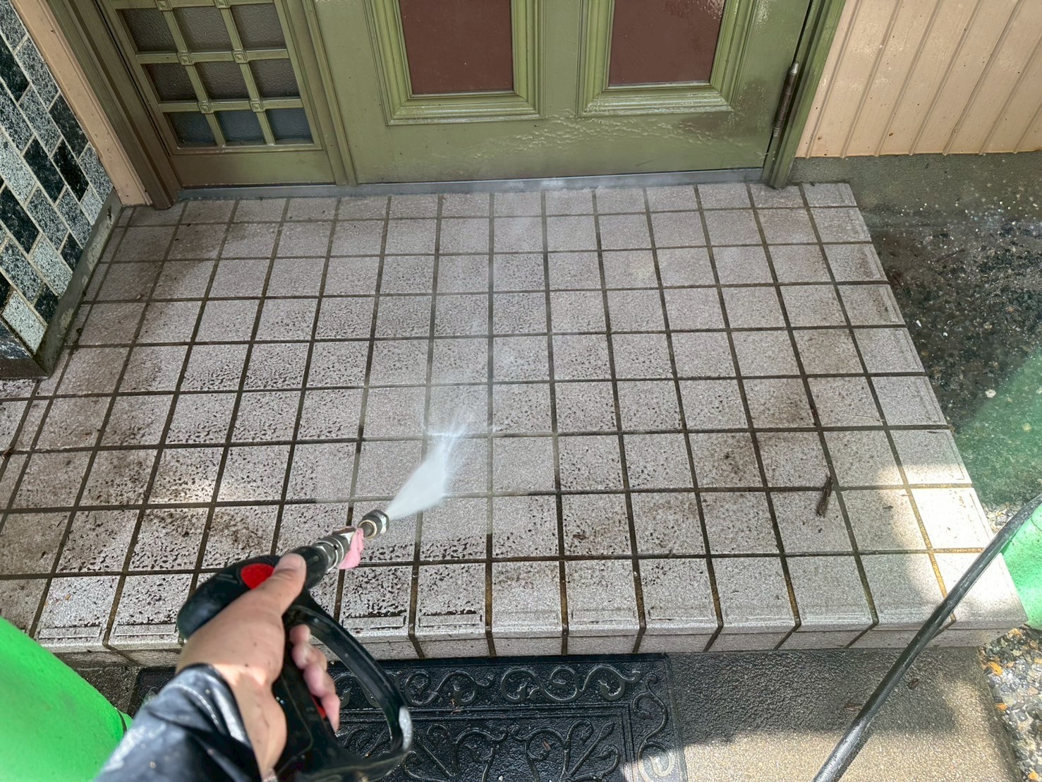 高圧洗浄します。