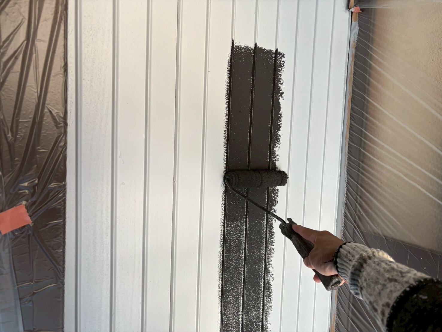 仕上げ塗装1回目です。