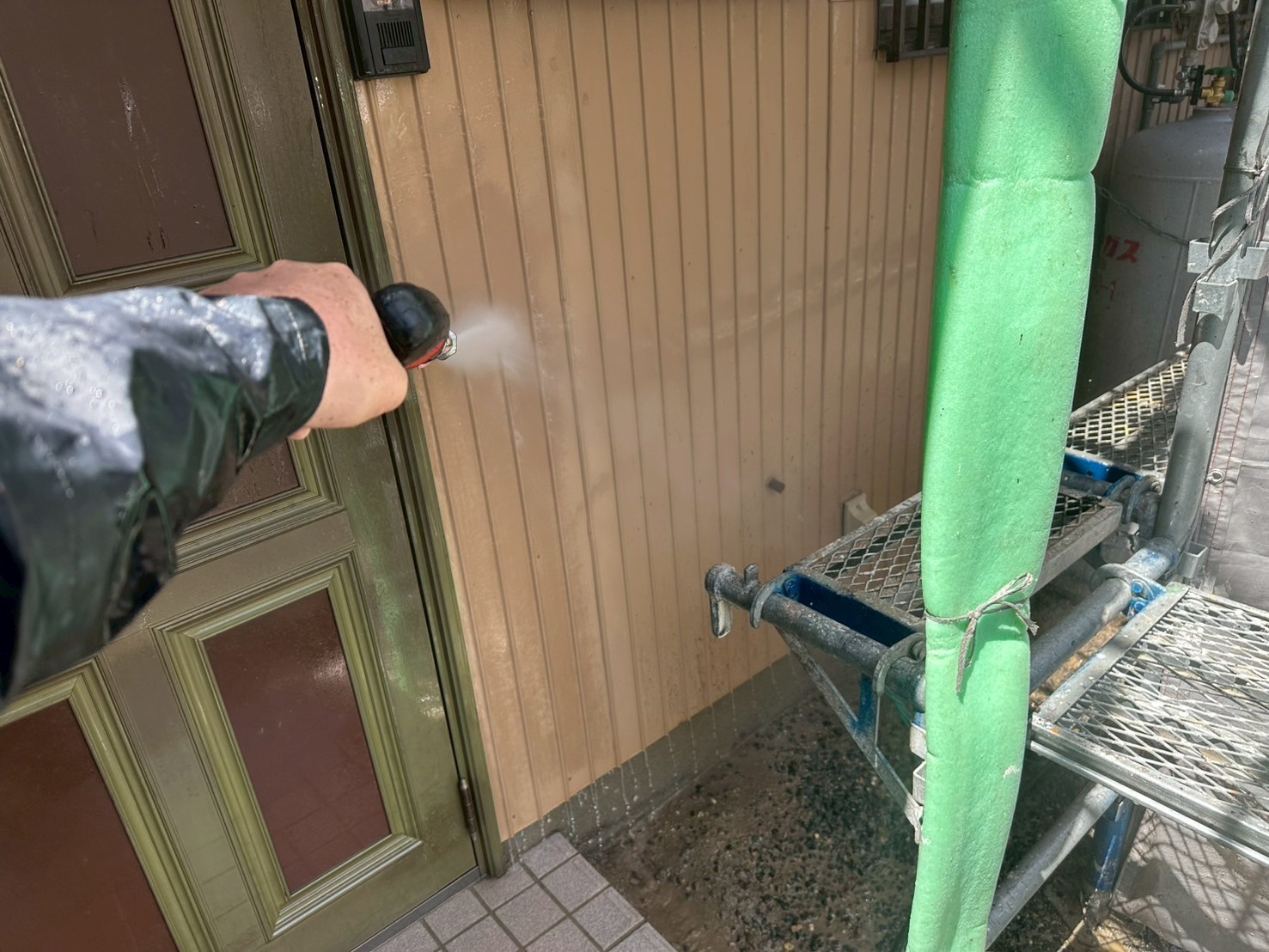 高圧洗浄します。