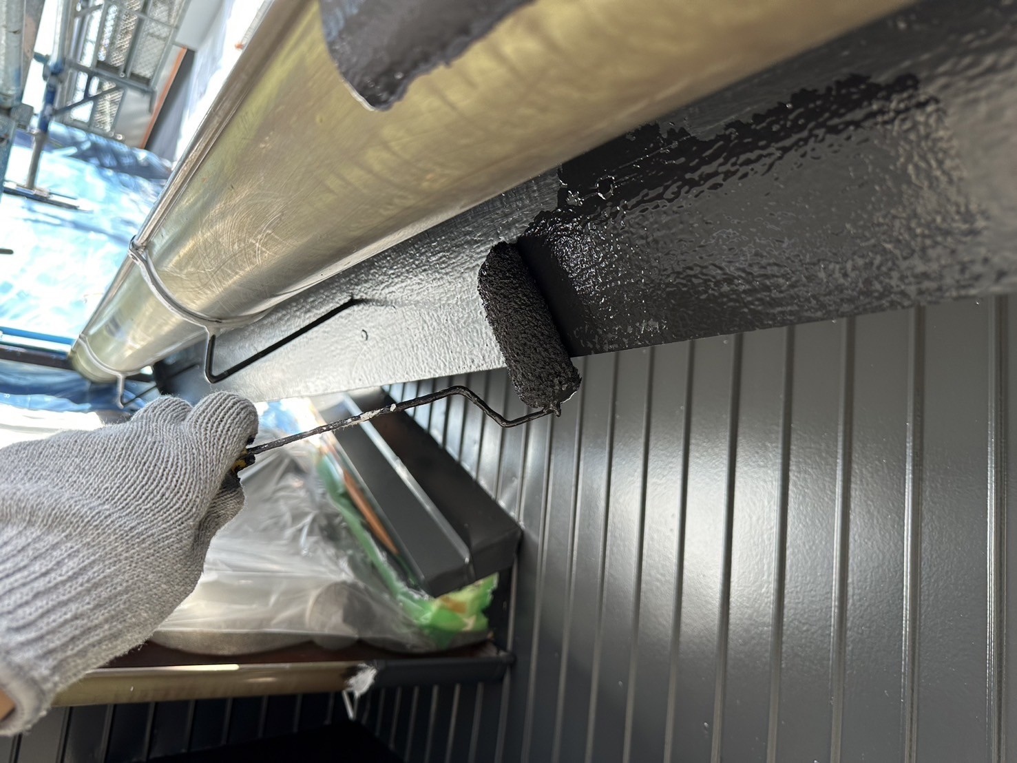 仕上げ塗装1回目です。