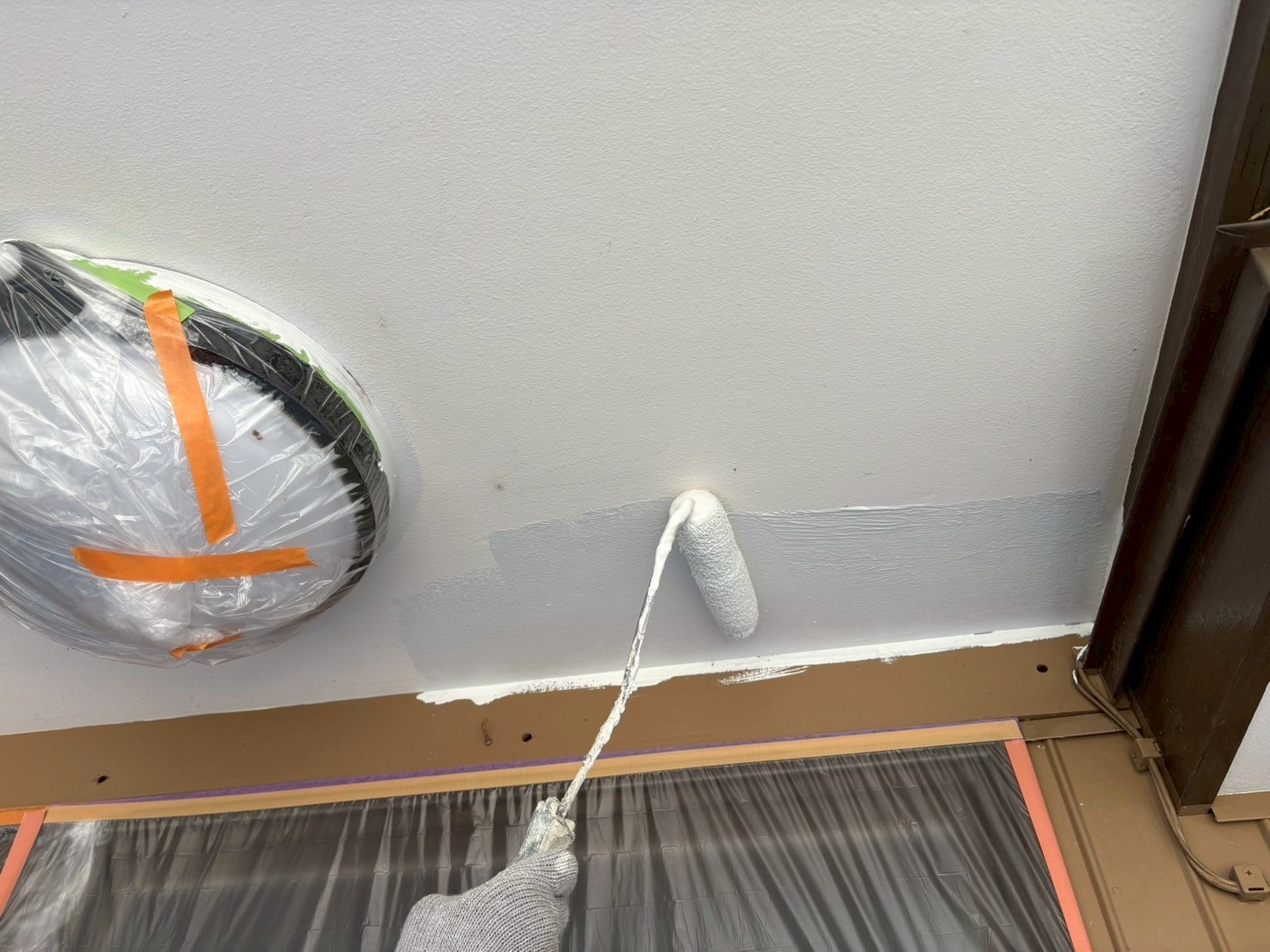 仕上げ塗装1回目です。