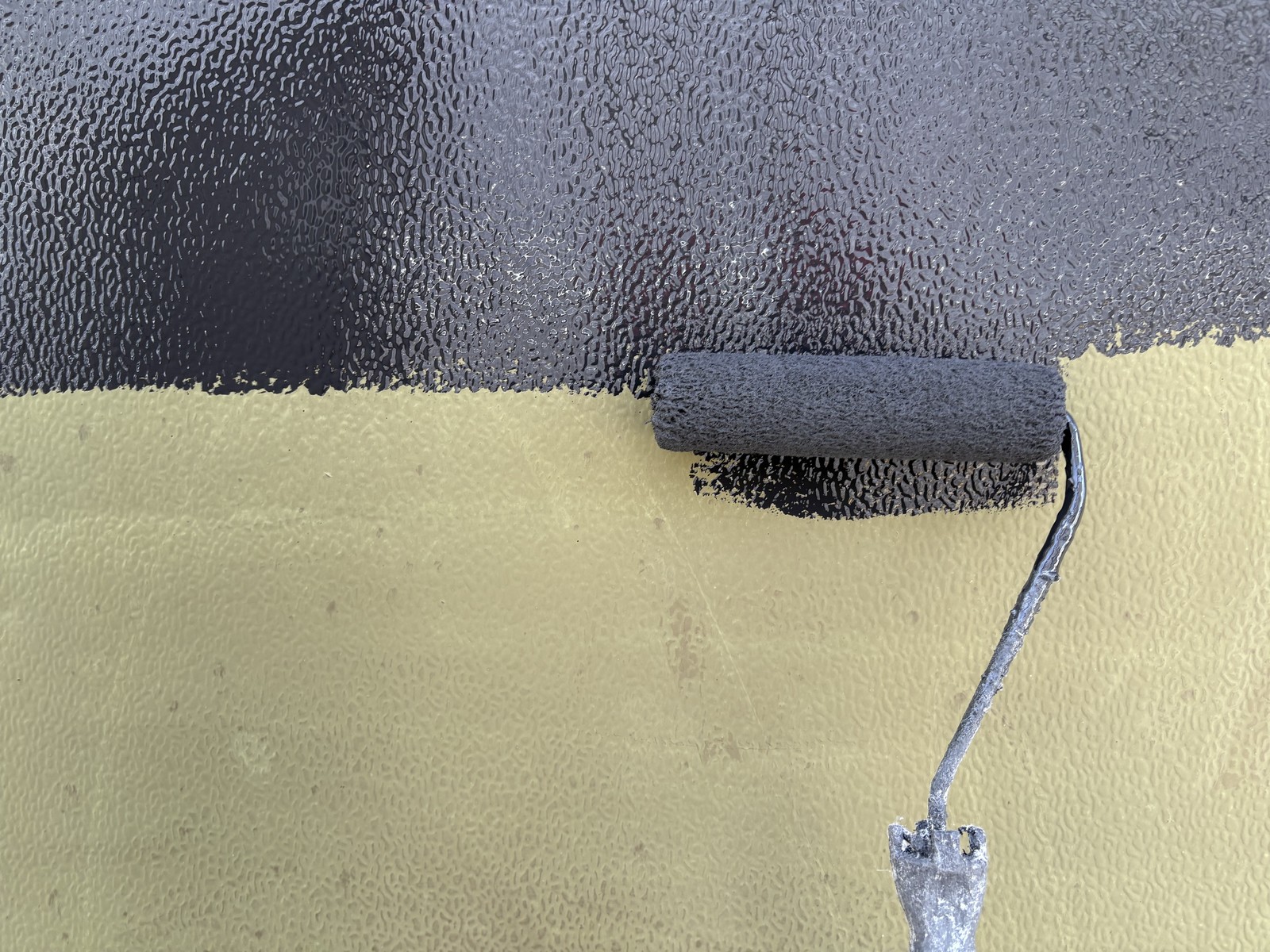 仕上げ塗装1回目です。