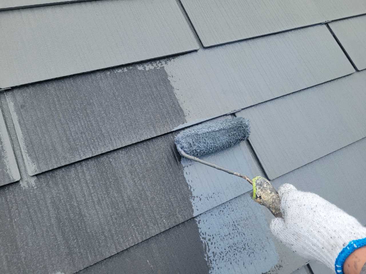 仕上げ塗装1回目です。