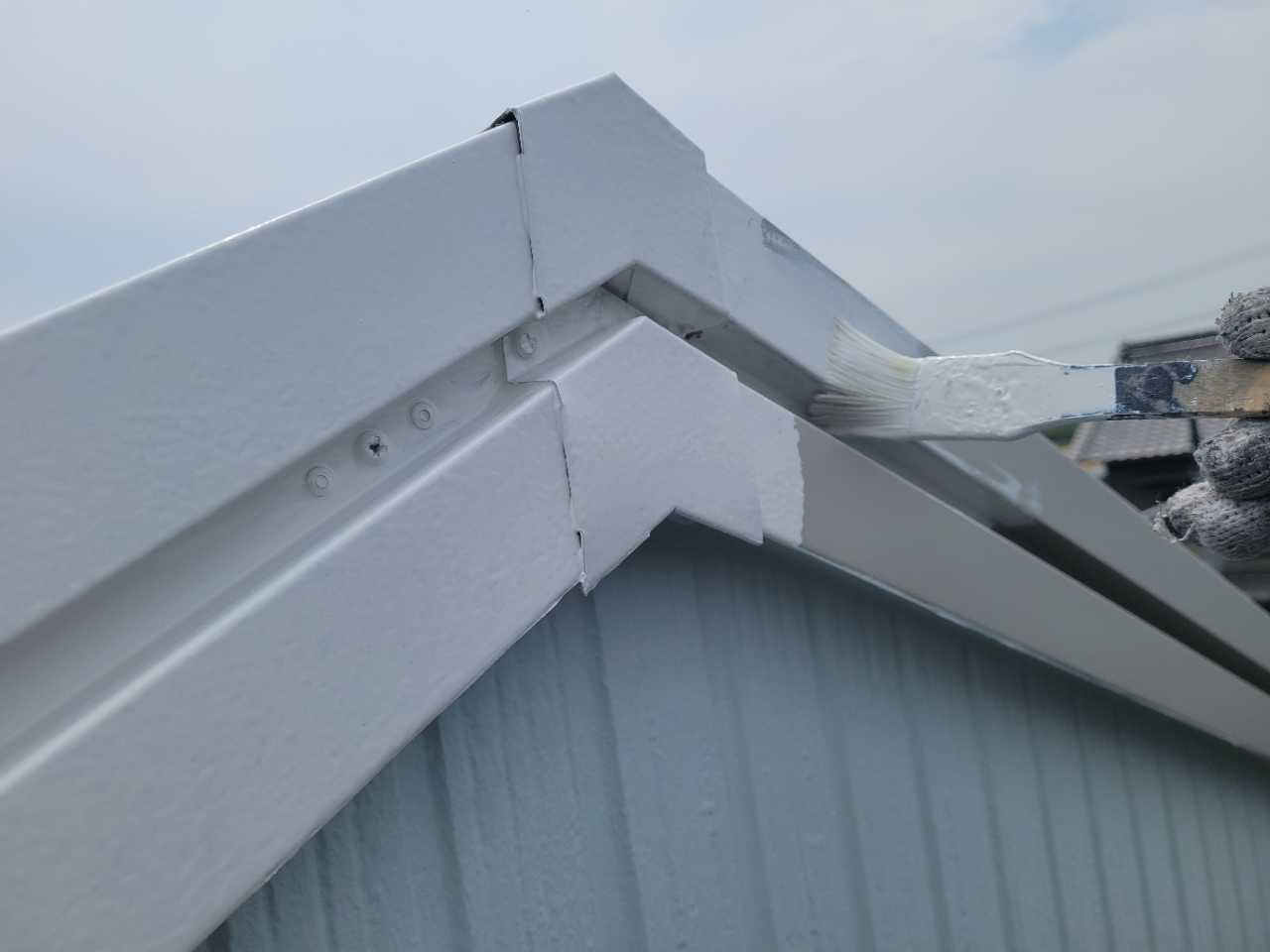 仕上げ塗装1回目です。