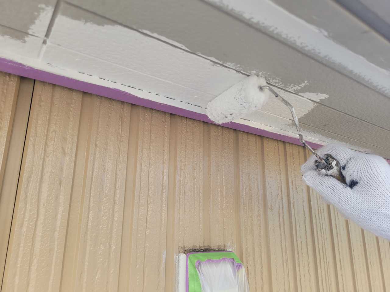 仕上げ塗装1回目です。