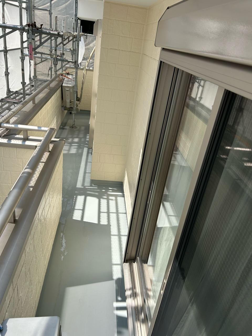 ウレタン防水塗布1回目。