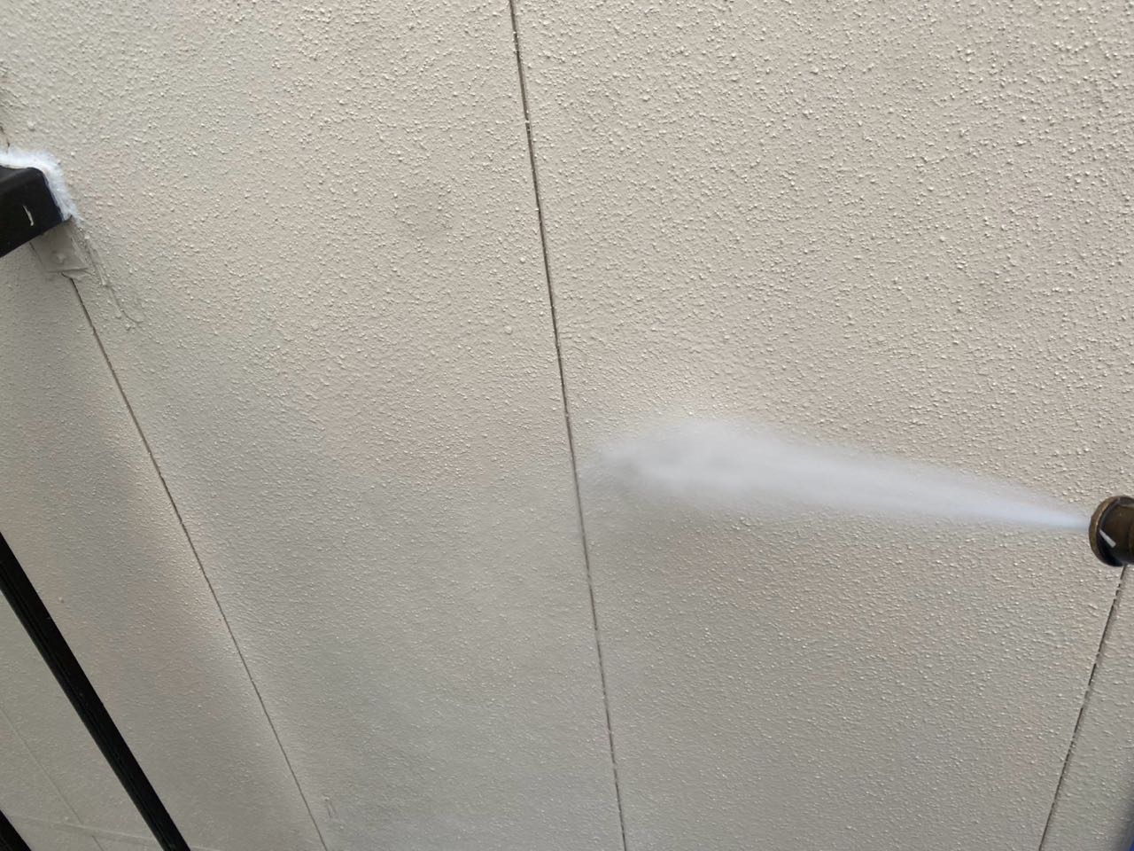 高圧洗浄します。