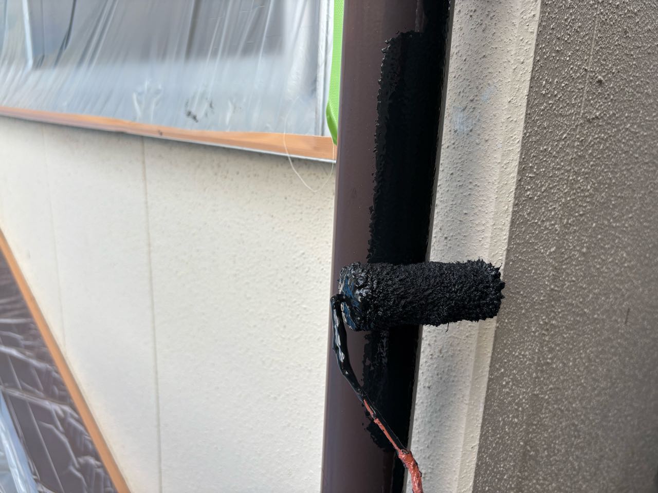 仕上げ塗装1回目です。