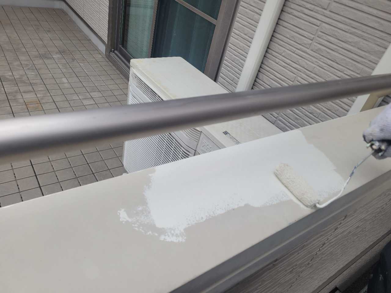 仕上げ塗装1回目です。