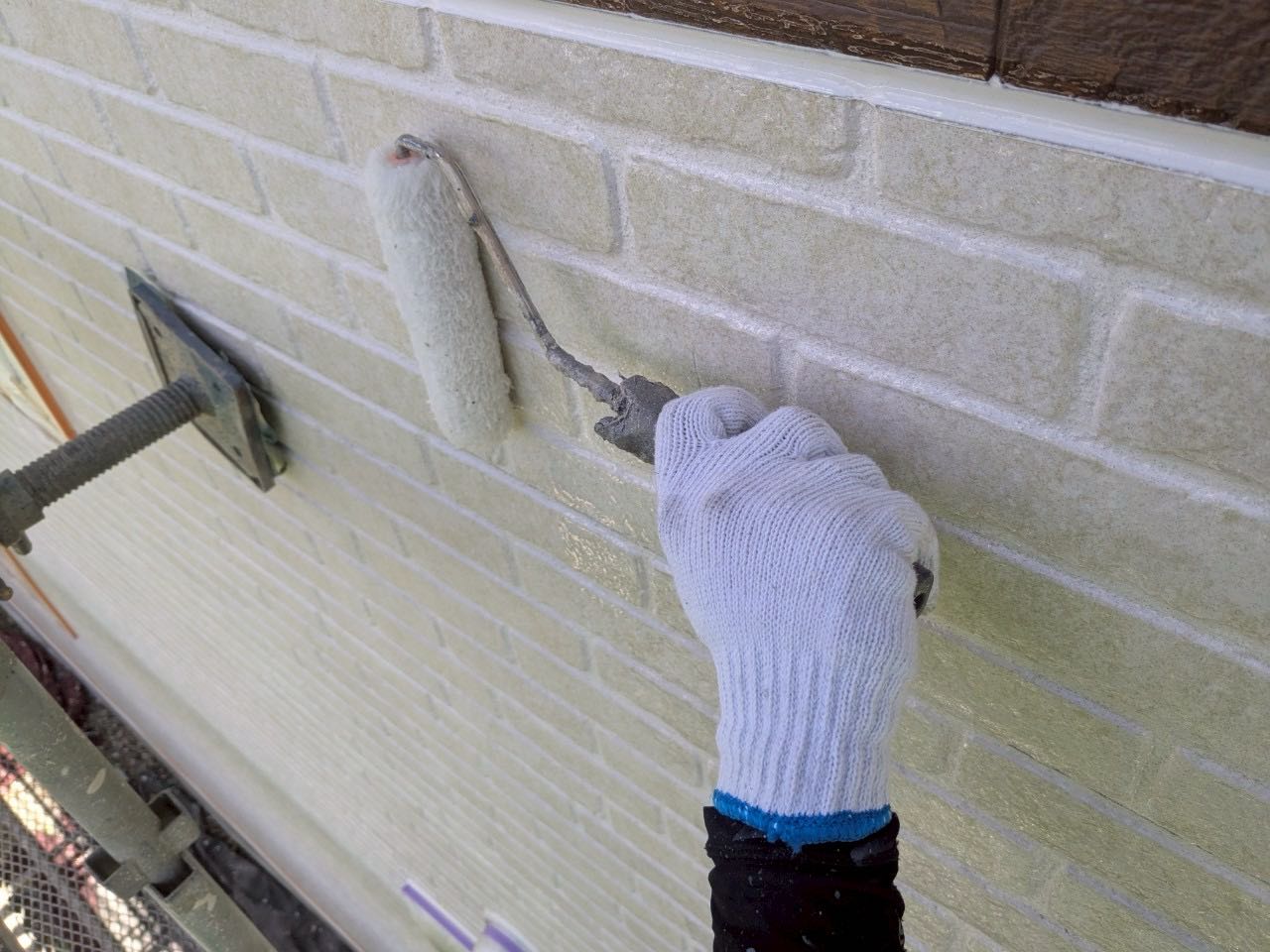 仕上げ塗装1回目です。