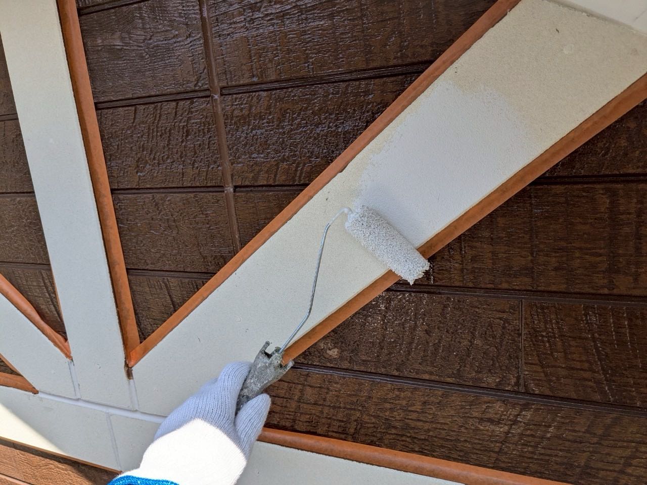 仕上げ塗装1回目です。