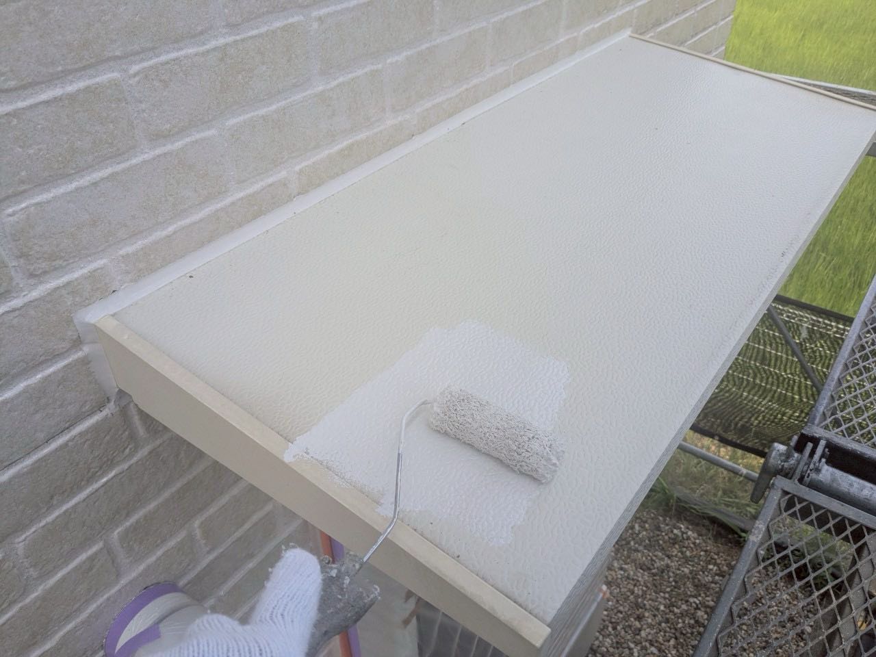 仕上げ塗装1回目です。