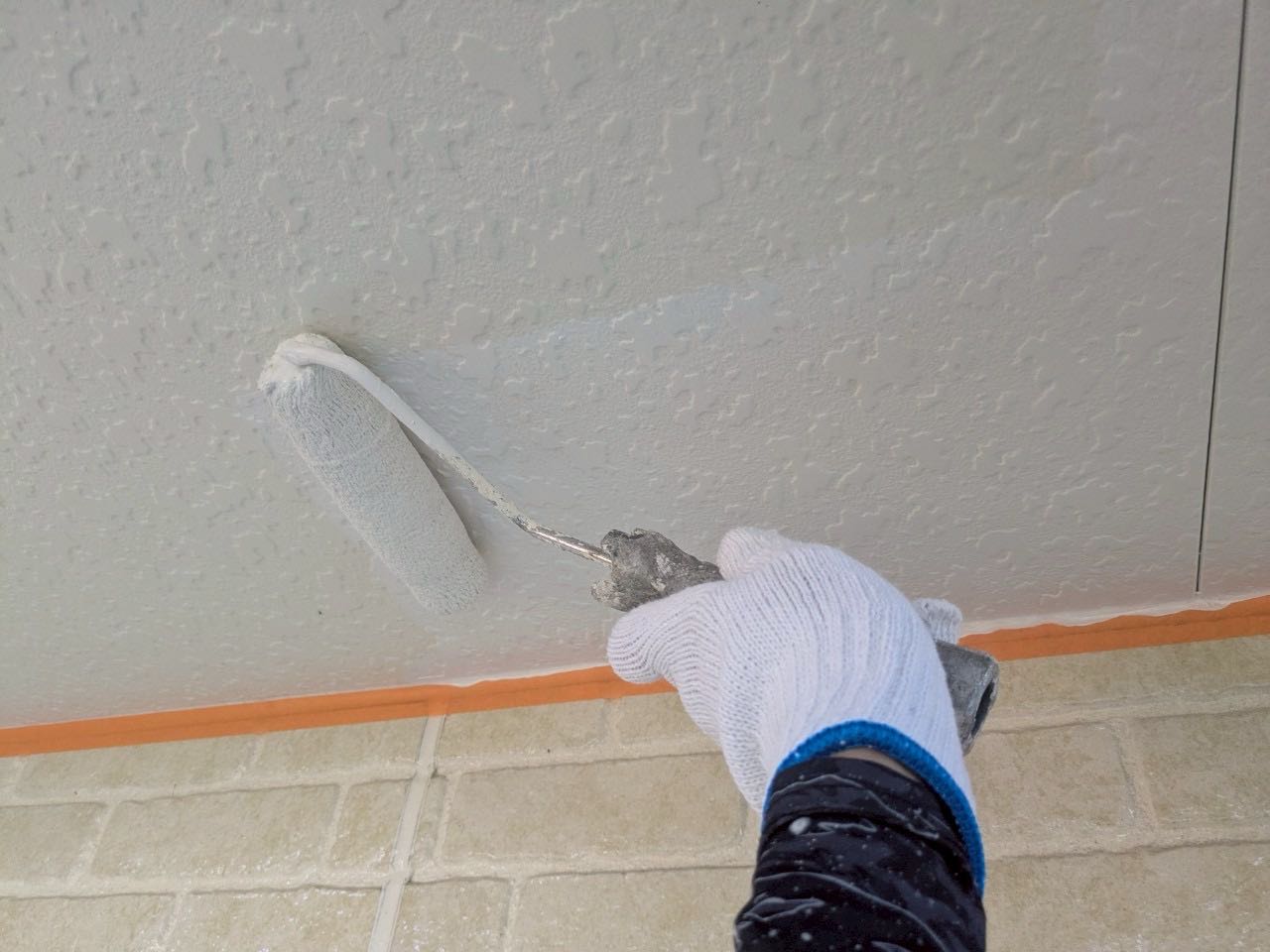 仕上げ塗装1回目です。