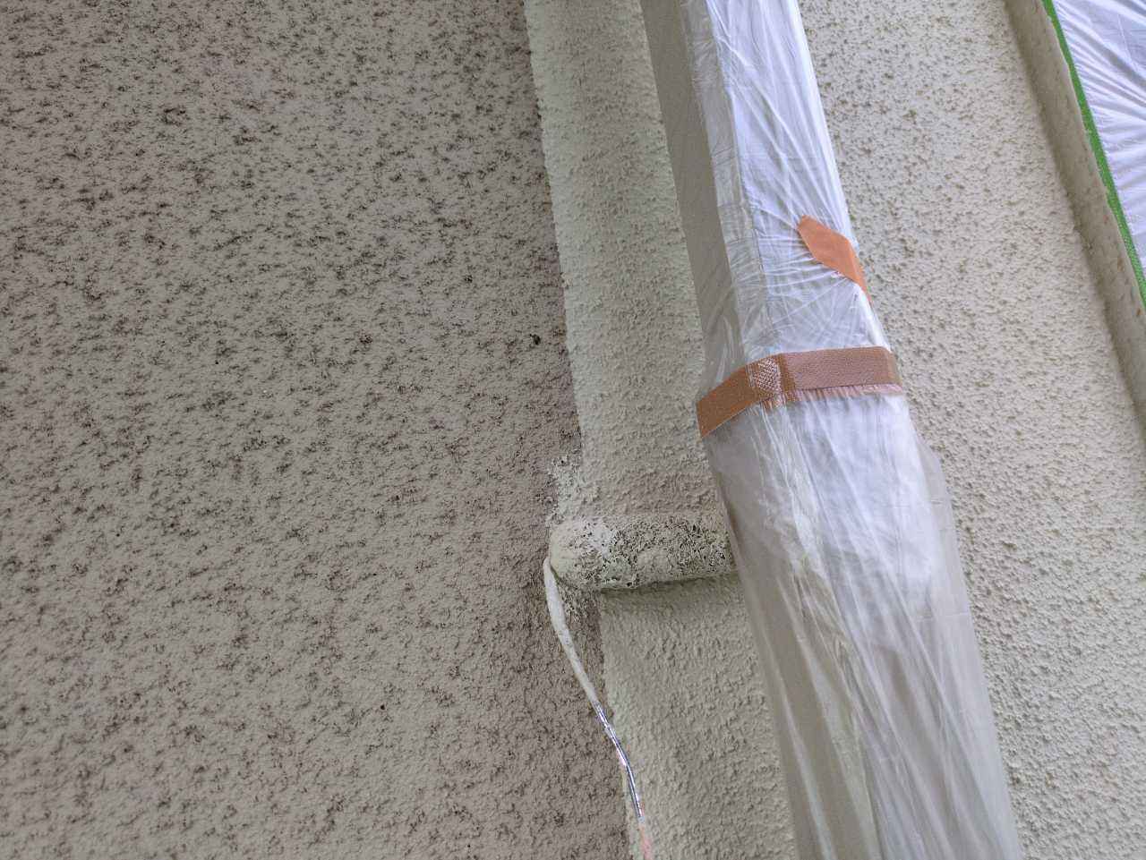 仕上げ塗装1回目です。