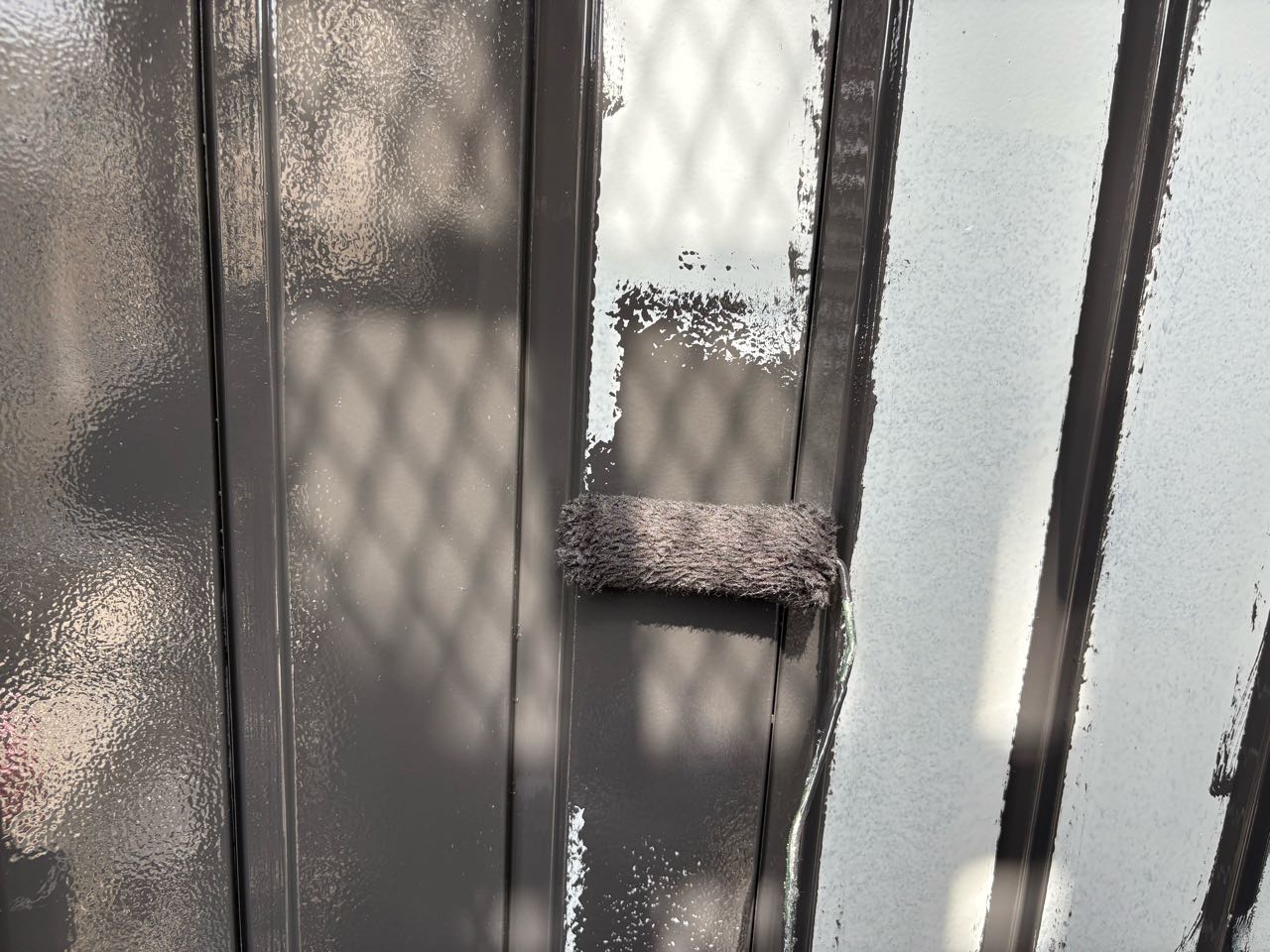 仕上げ塗装1回目です。