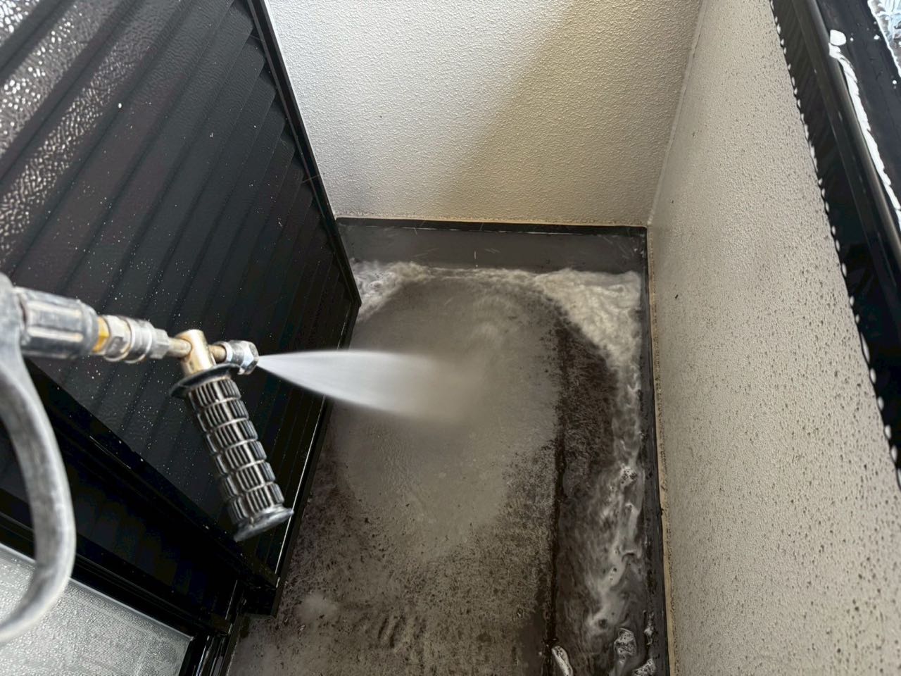 高圧洗浄します。