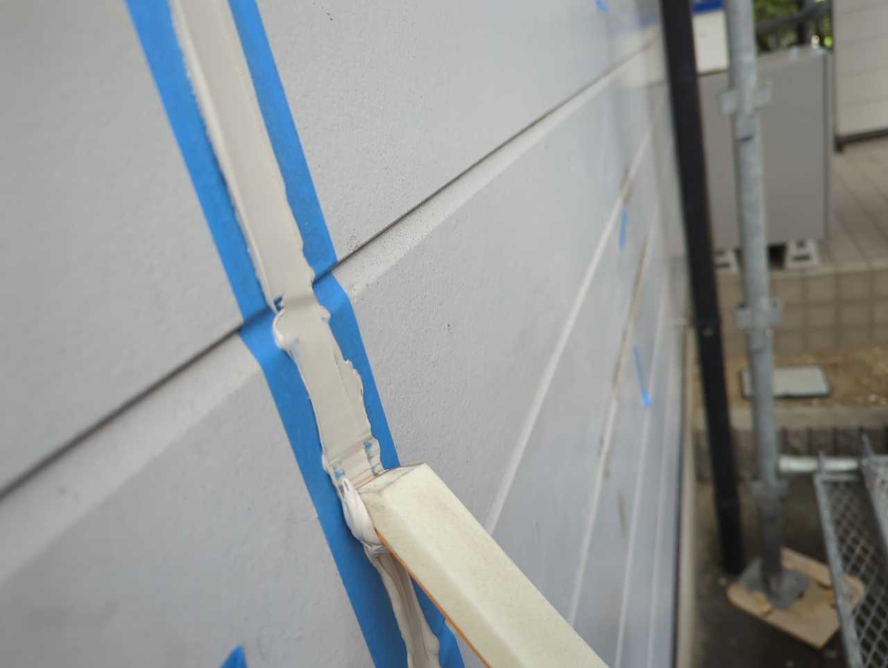 へらで押さえ込みます。