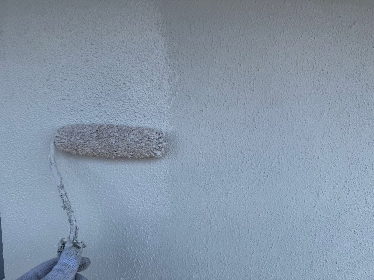 仕上げ塗装1回目です。