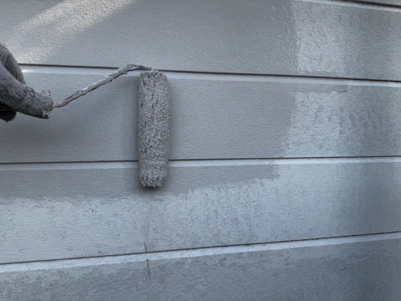 仕上げ塗装1回目です。