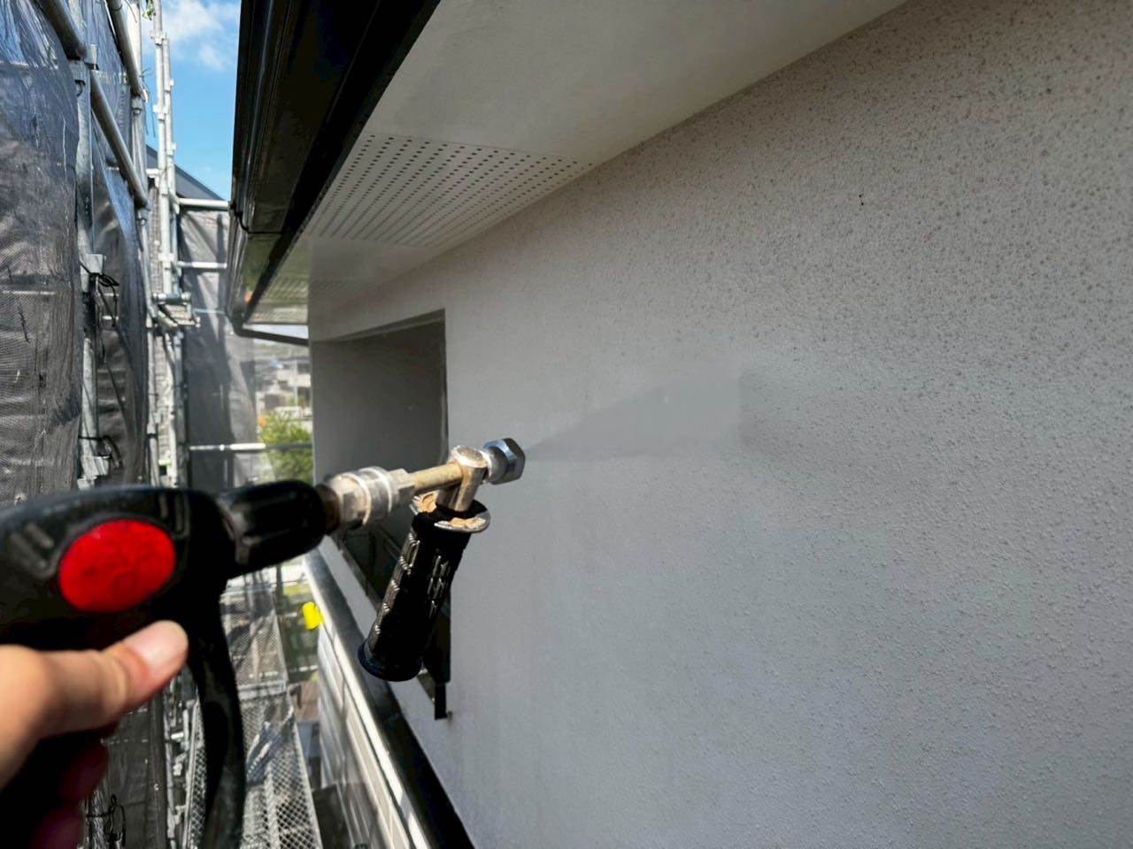 高圧洗浄します。