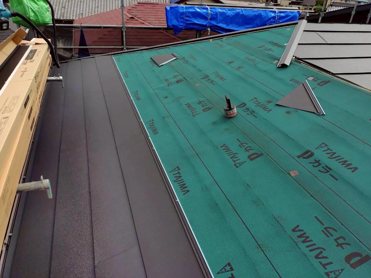屋根材取り付けです。