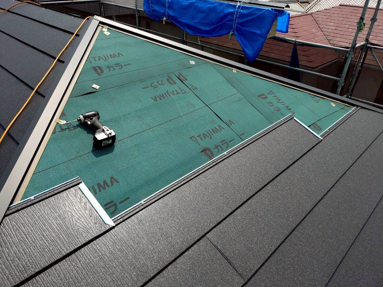 屋根材取り付けです。