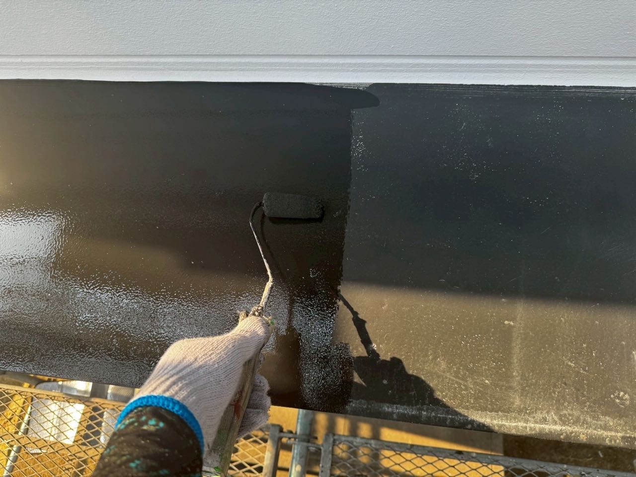 仕上げ塗装1回目です。