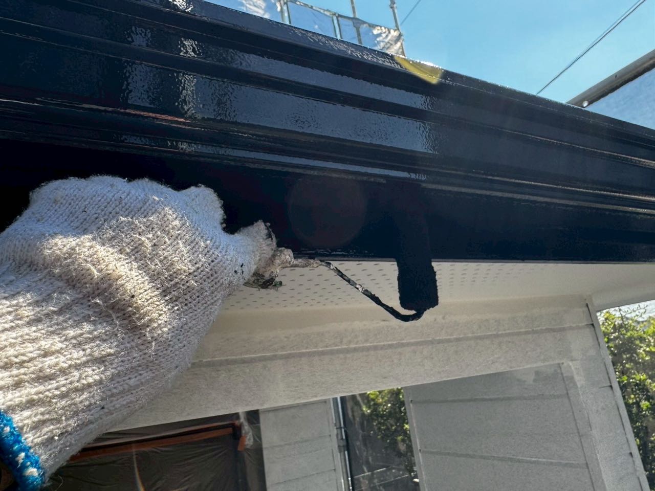 仕上げ塗装1回目です。