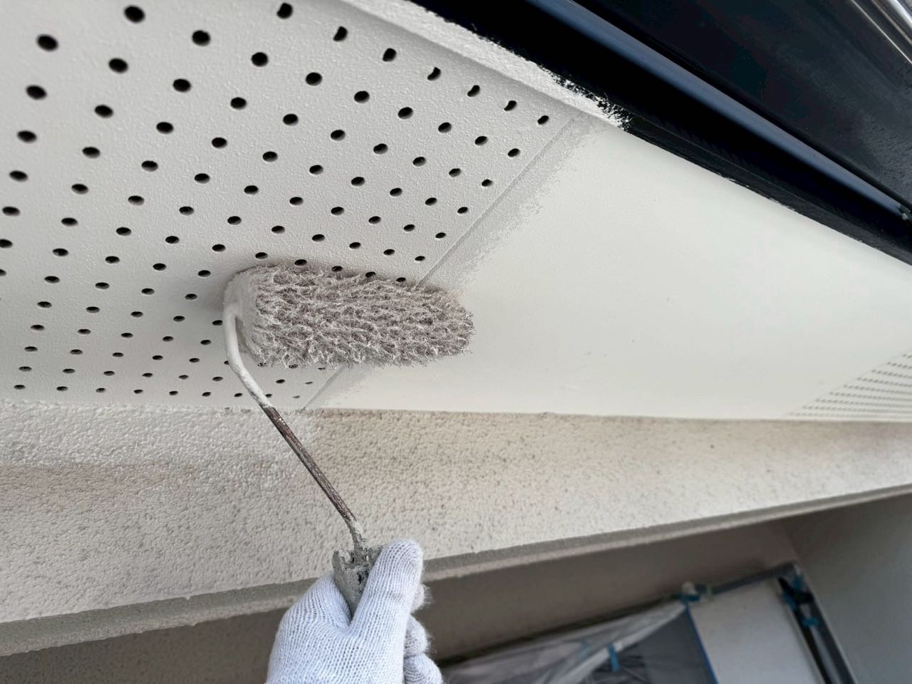 仕上げ塗装1回目です。