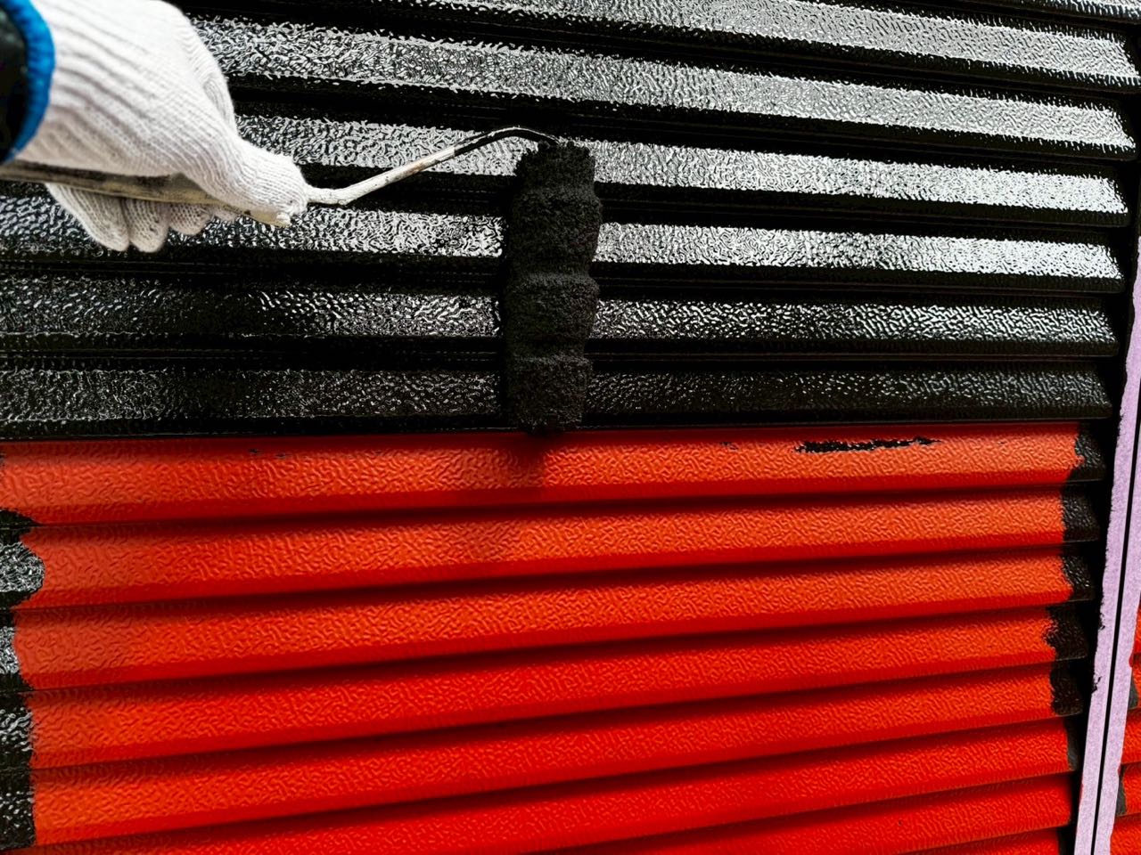 仕上げ塗装1回目です。