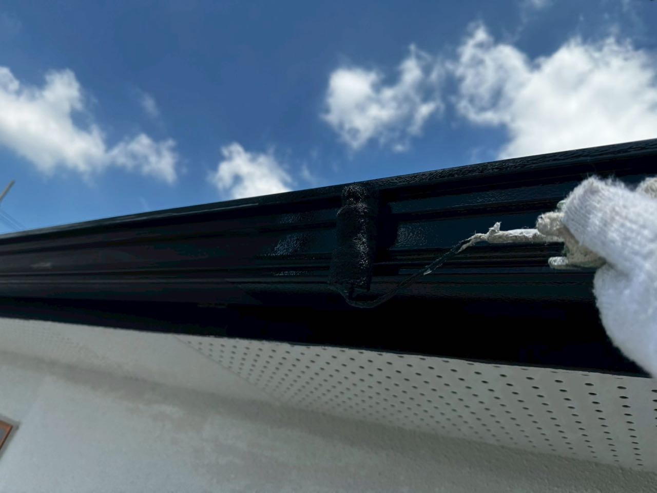 仕上げ塗装1回目です。