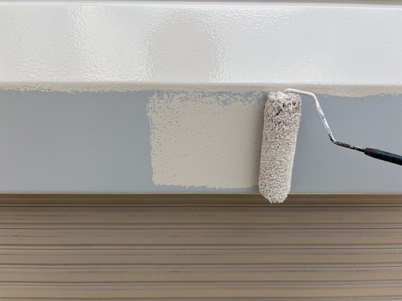 仕上げ塗装1回目です。