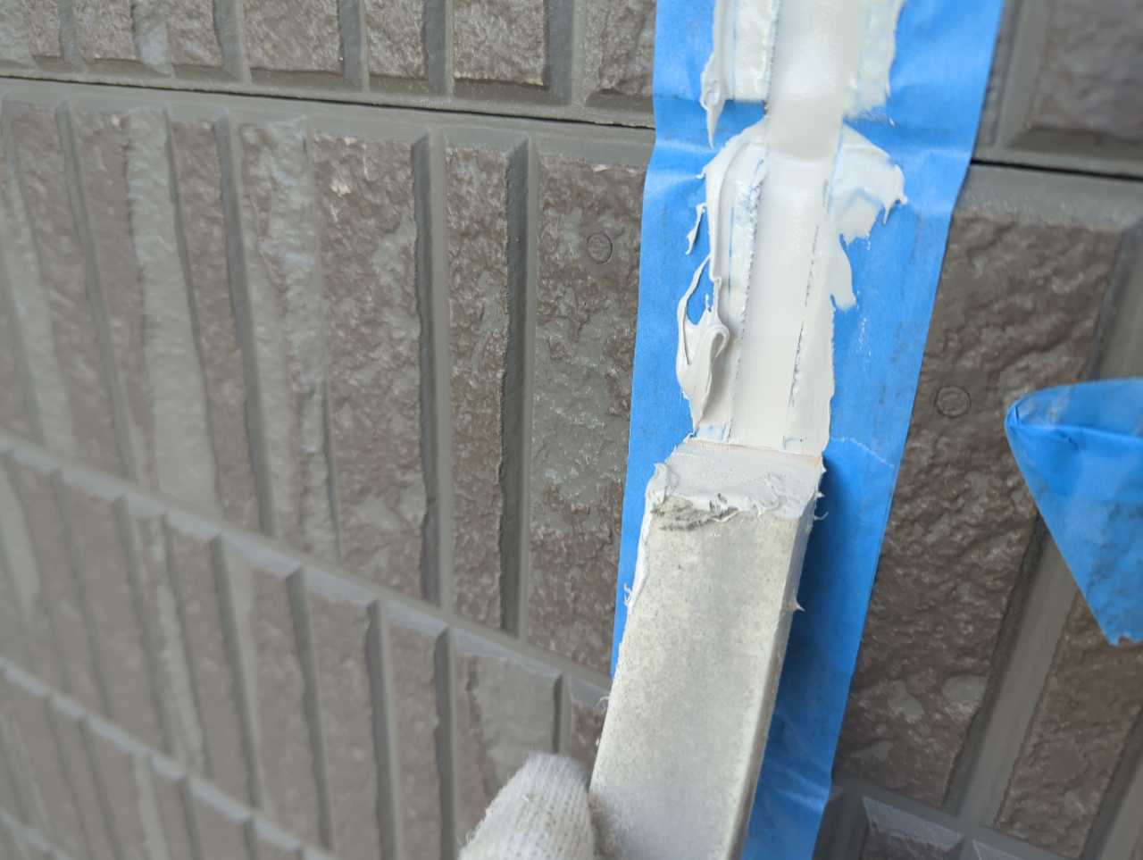 へらで押さえ込みます。