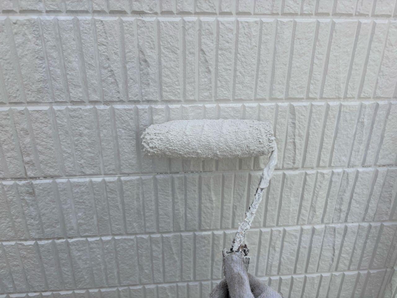 仕上げ塗装1回目です。