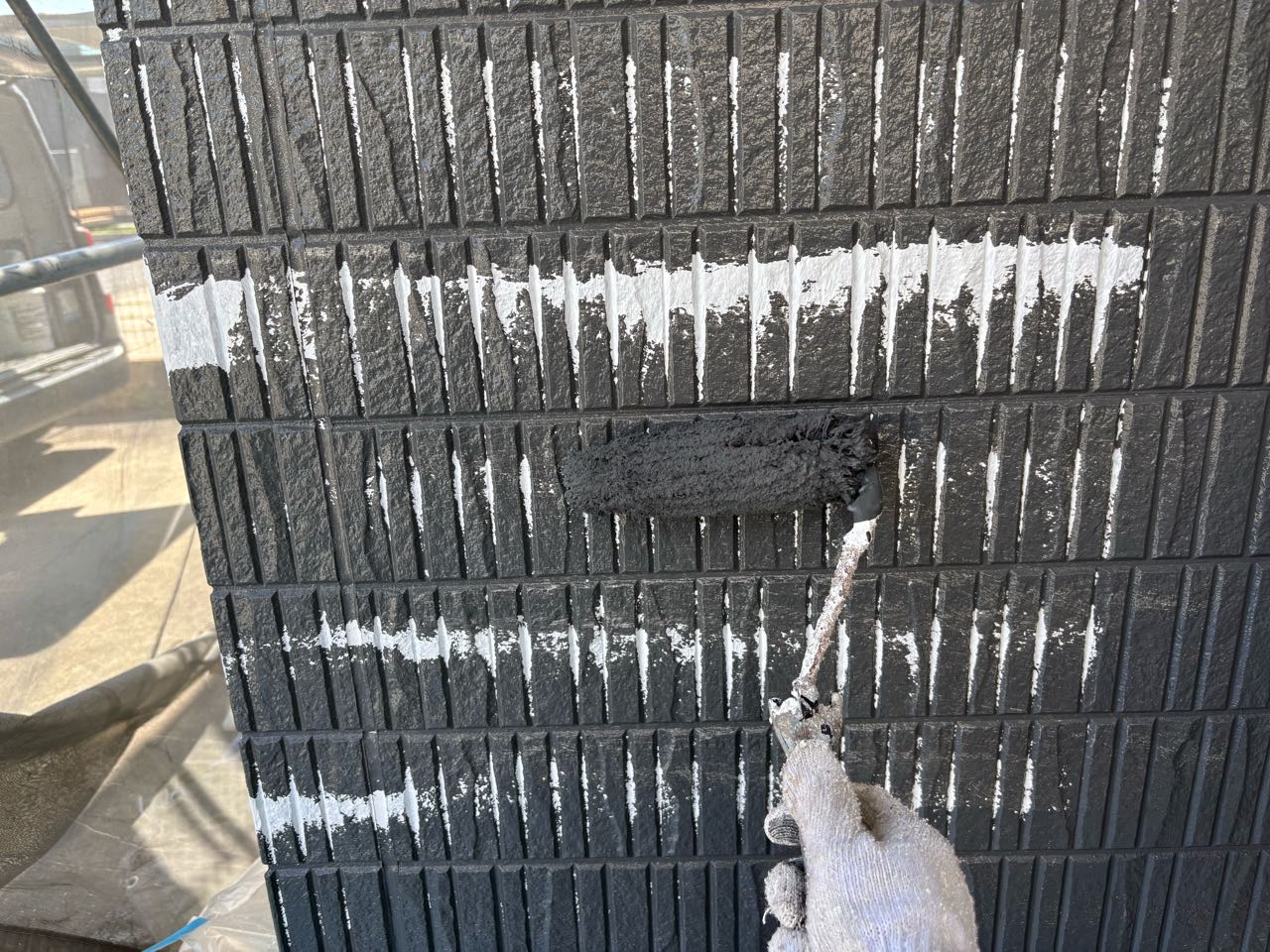 仕上げ塗装1回目です。