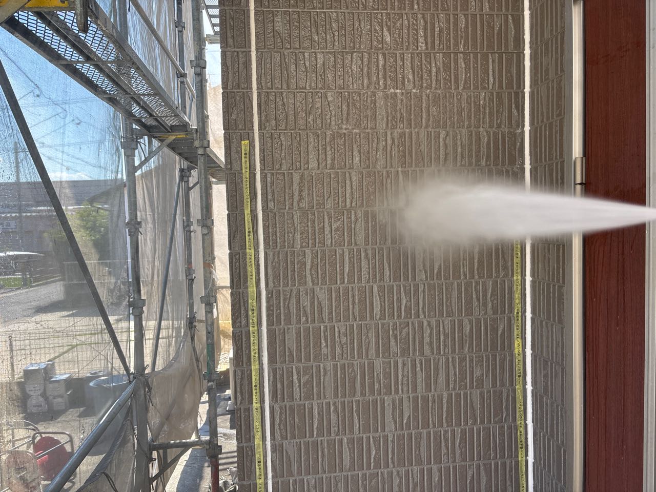 高圧洗浄します。