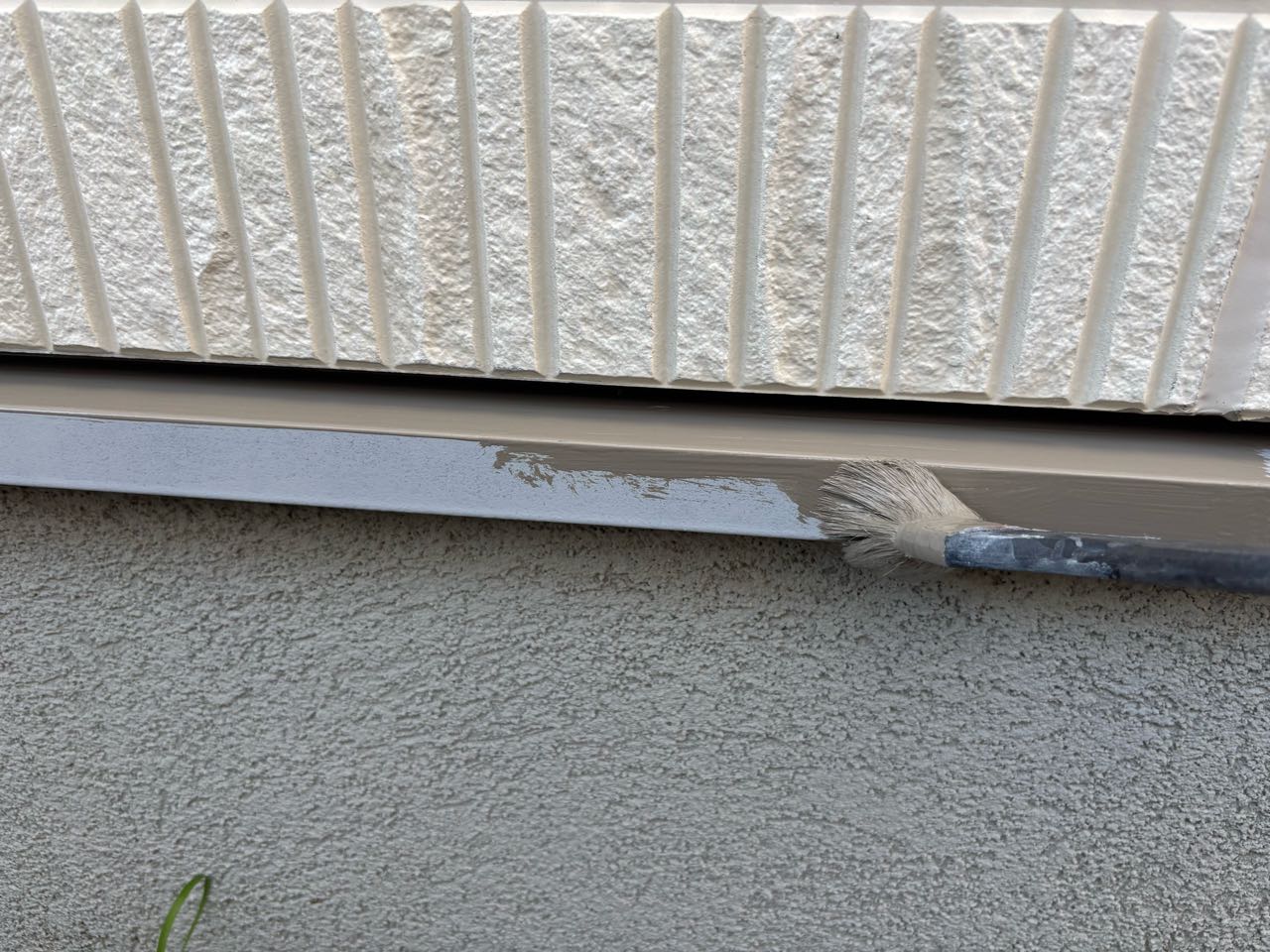 仕上げ塗装1回目です。