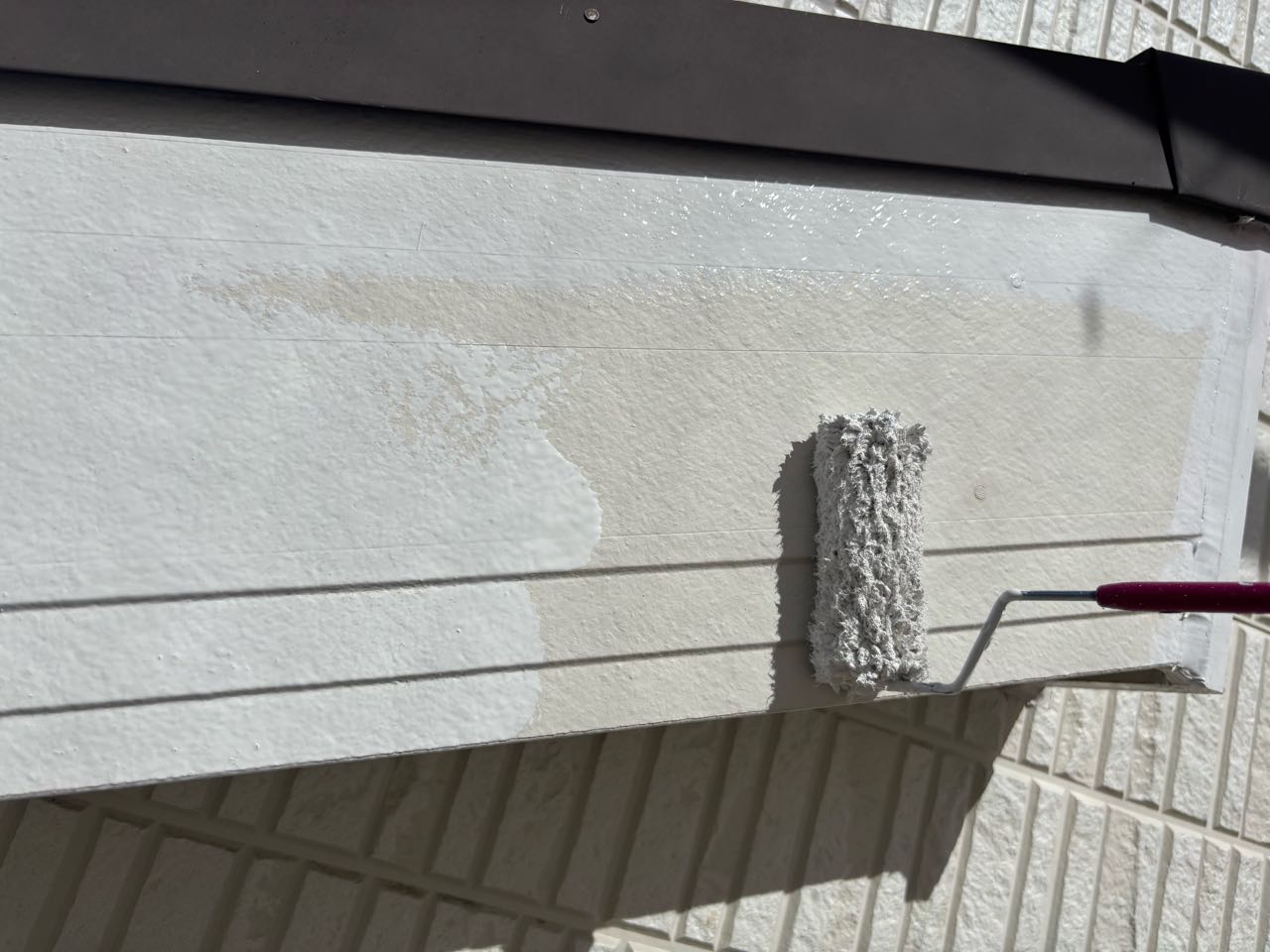 仕上げ塗装1回目です。