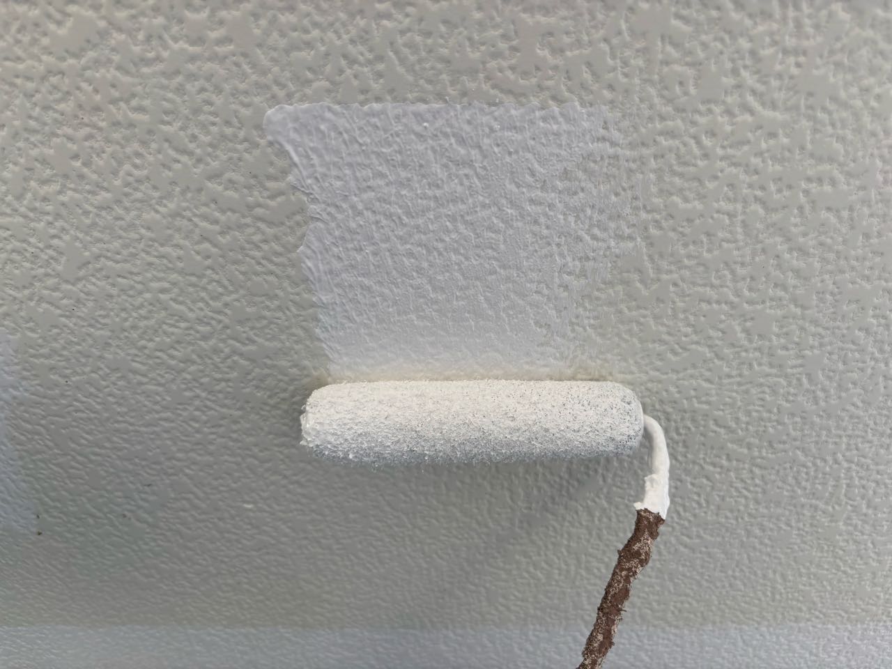 仕上げ塗装1回目です。